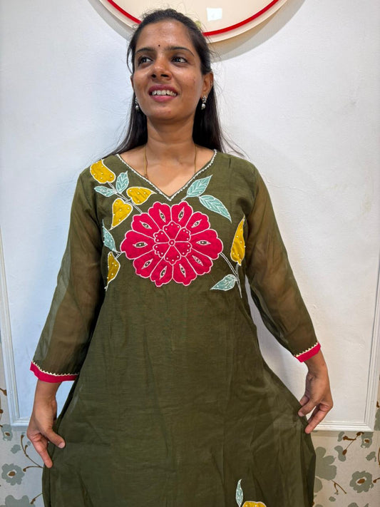 Mulchanderi Floral Appliqué Kurta Set