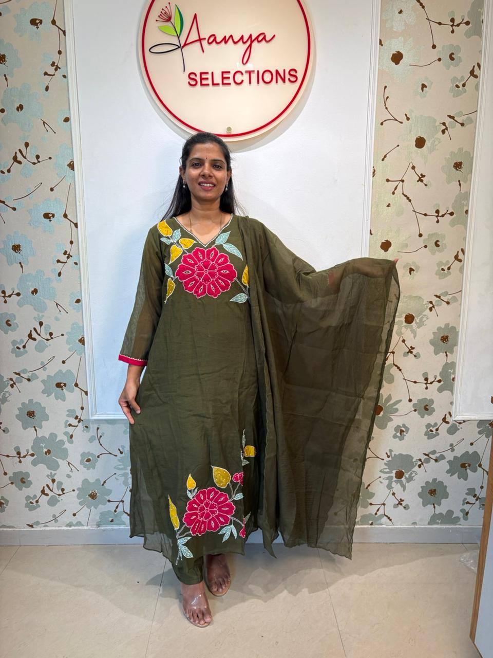 Mulchanderi Floral Appliqué Kurta Set
