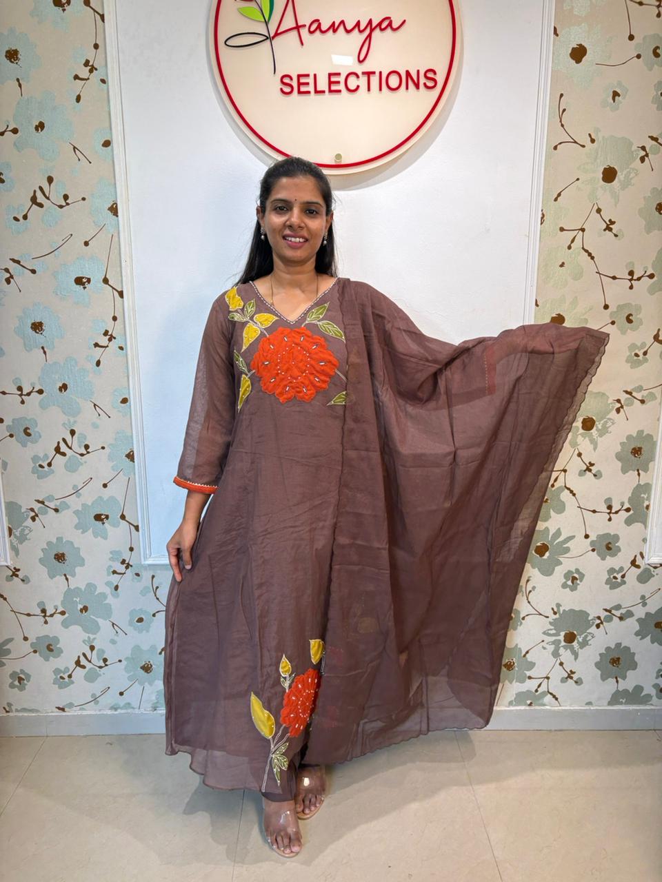 Mulchanderi Floral Appliqué Kurta Set