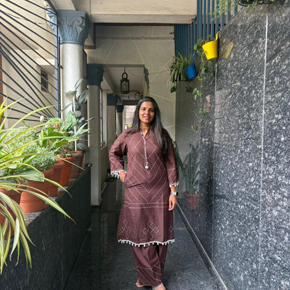 Mauve bandhani co-ord set - seated pose